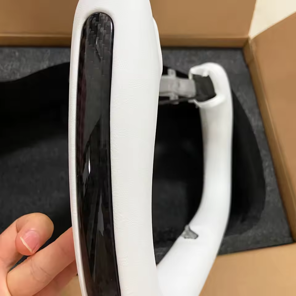 Шкіряне кермо автомобіля Tesla 3